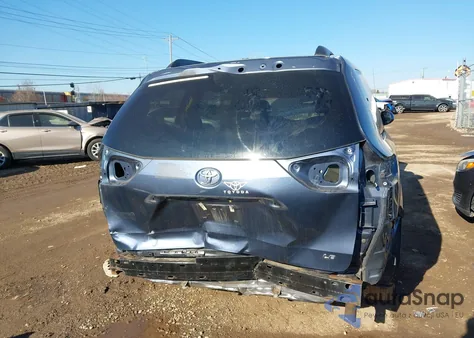 2014 Toyota Sienna Le V6 8 Passenger z USA, uszkodzony, nr VIN 5TDKK3DC8ES511145